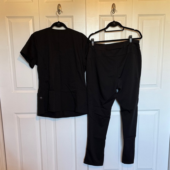 Black Purple Label Yoga Women's Scrub Set - Picture 4 of 4